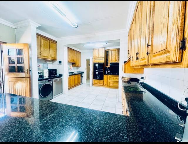 3 BEDROOM FREEHOLD FOR SALE IN BRACKENHURST